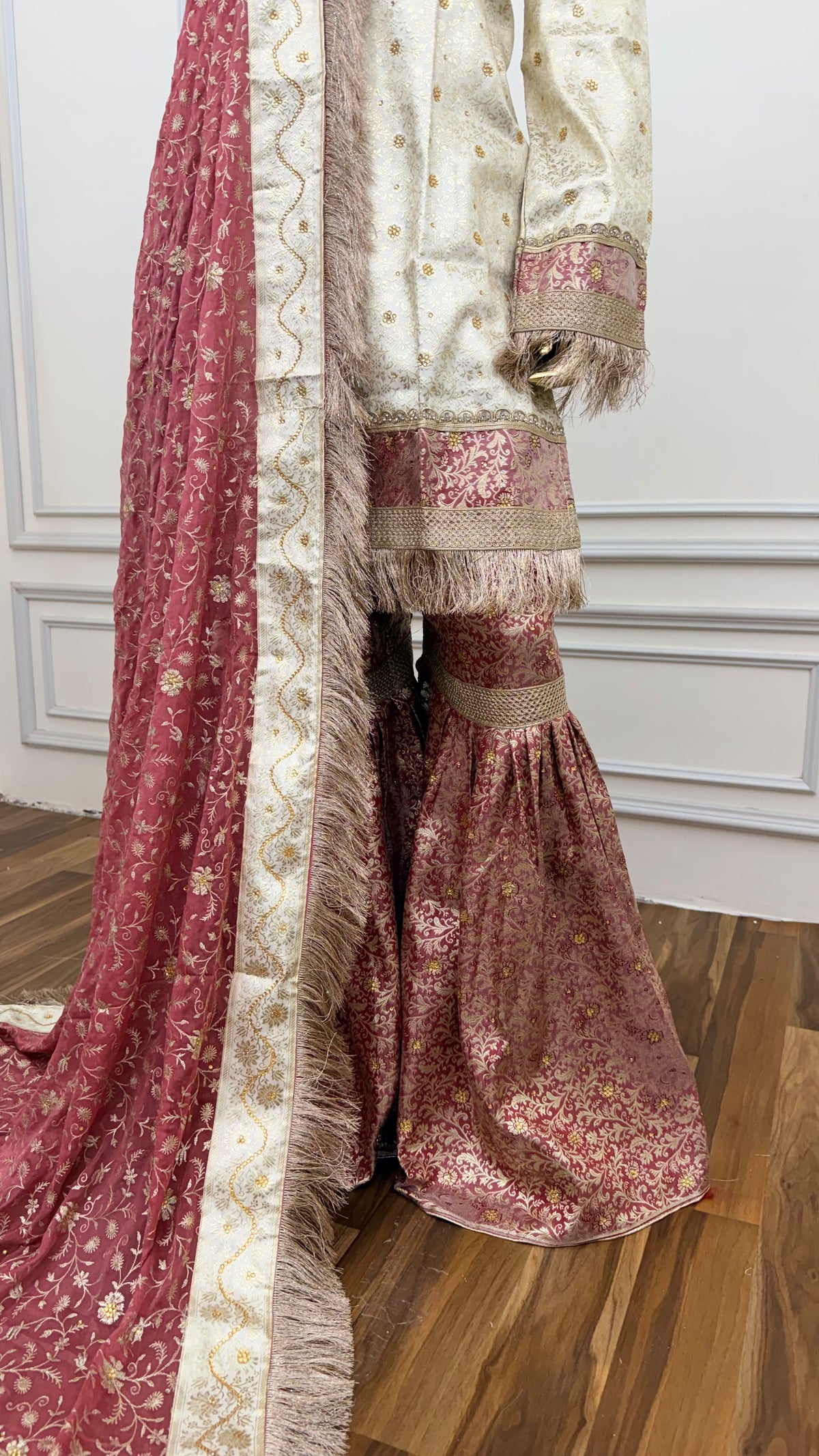 PEACH OF WHITE CONTRAST BANARASI GHARARA