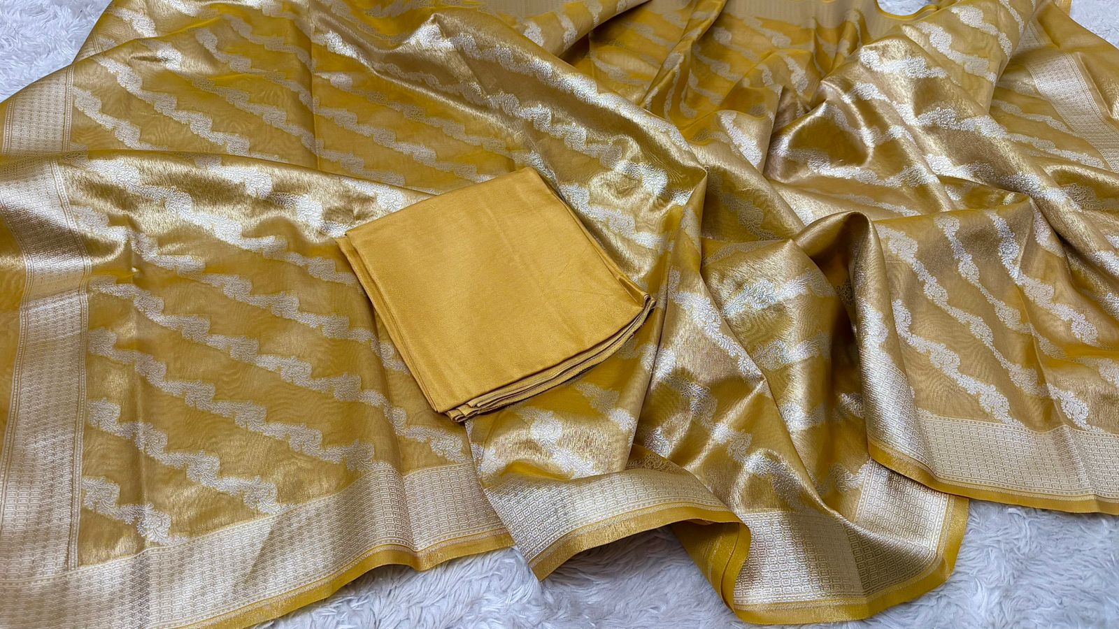 PASTLE GOLD TISSUE 3 PIECE SUIT