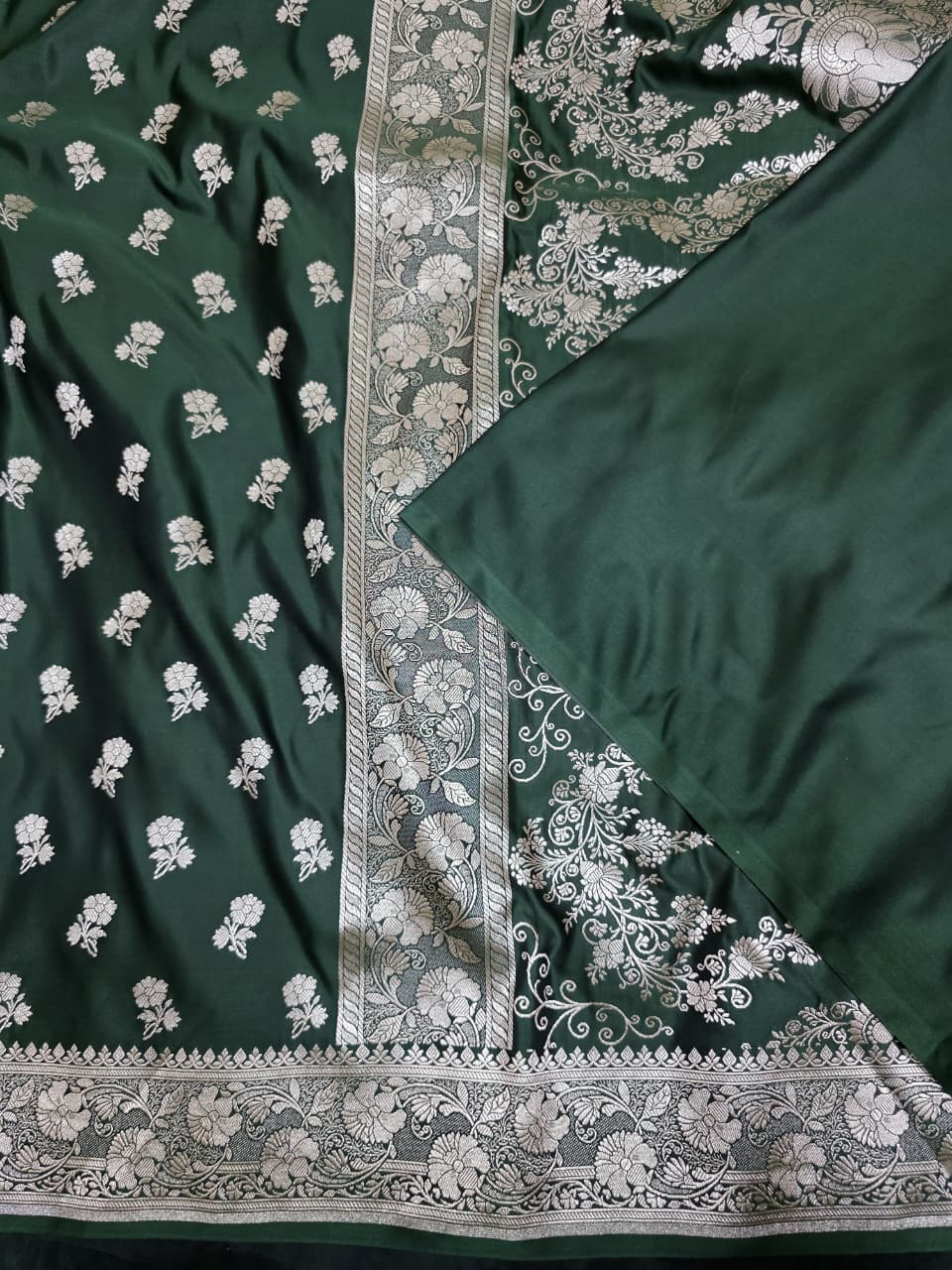 BOTTLE GREEN MASHRU SILK SAREE WITH FLORAL BOOTI PATTERN