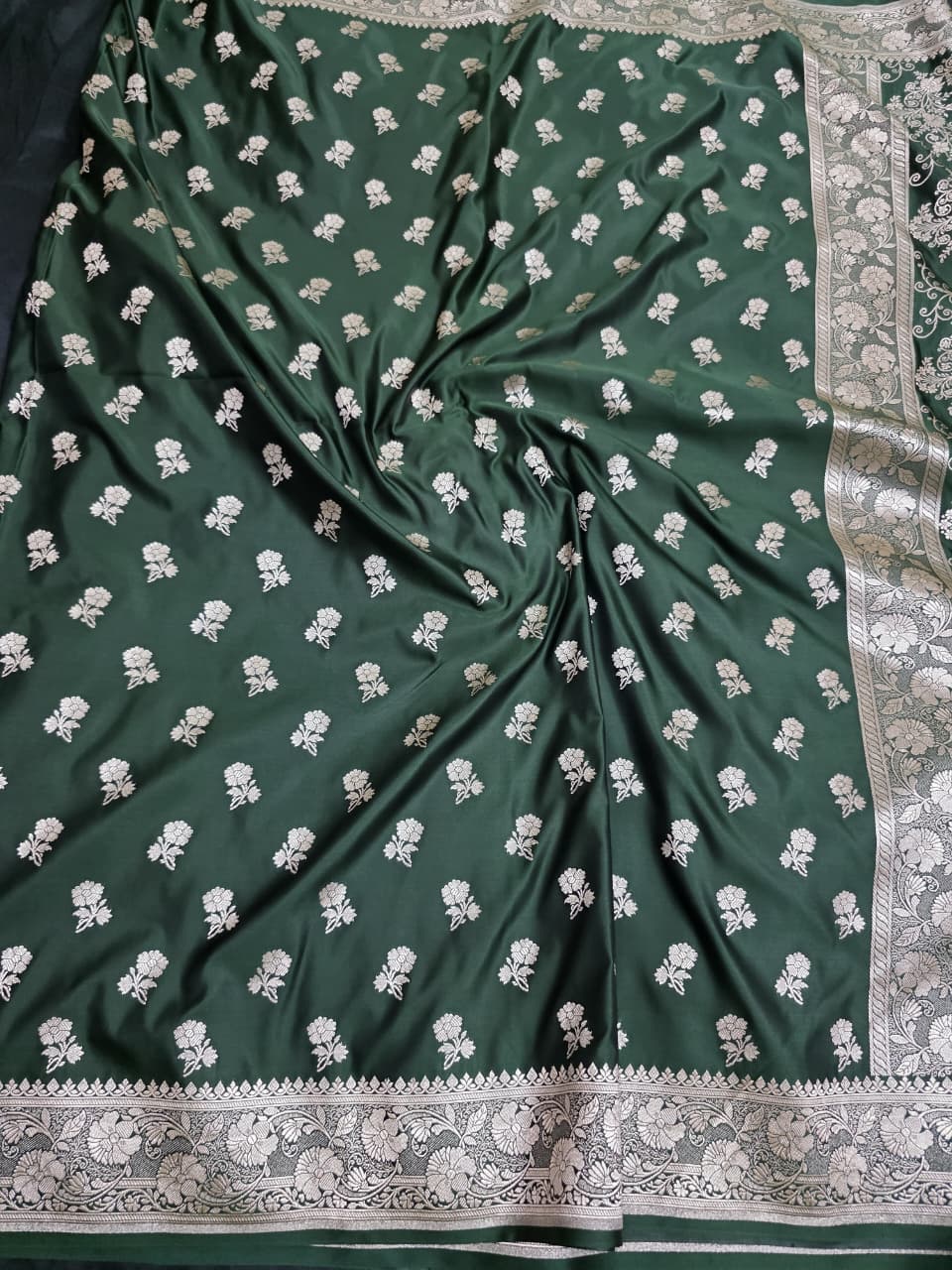 BOTTLE GREEN MASHRU SILK SAREE WITH FLORAL BOOTI PATTERN