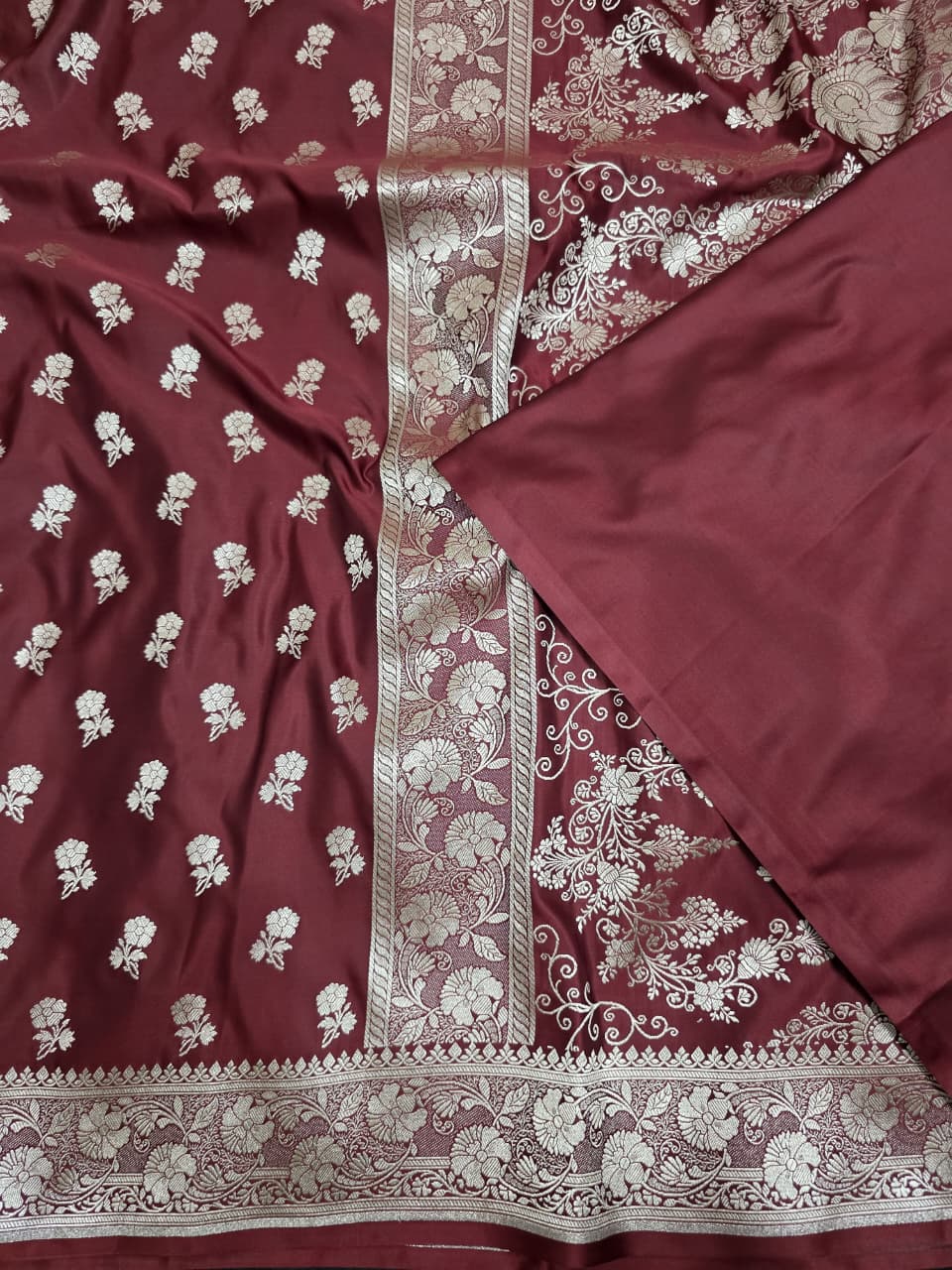 DARK MAROON MASHRU SILK SAREE WITH FLORAL BOOTI PATTERN