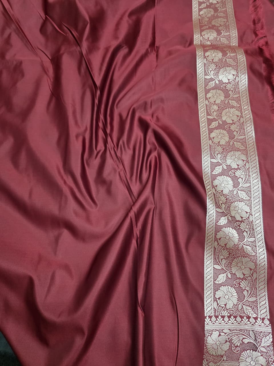 DARK MAROON MASHRU SILK SAREE WITH FLORAL BOOTI PATTERN