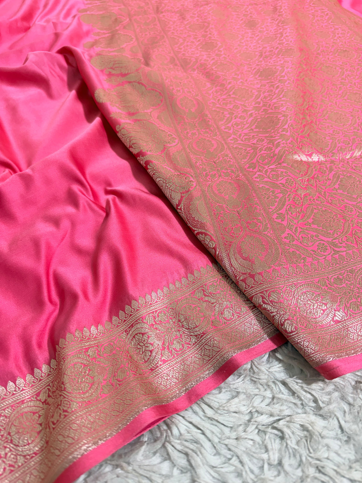 FLUORESCENT PINK COLOR UNADORN SAREE