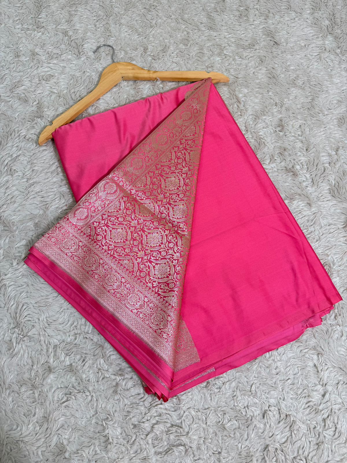 FLUORESCENT PINK COLOR UNADORN SAREE
