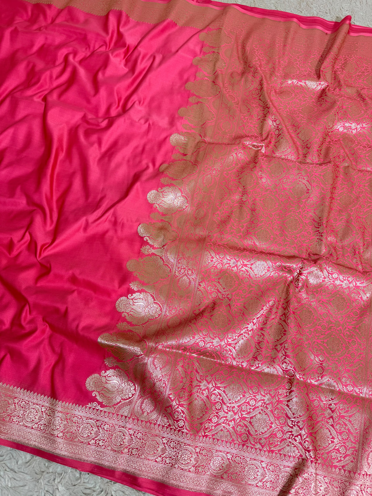 FLUORESCENT PINK COLOR UNADORN SAREE